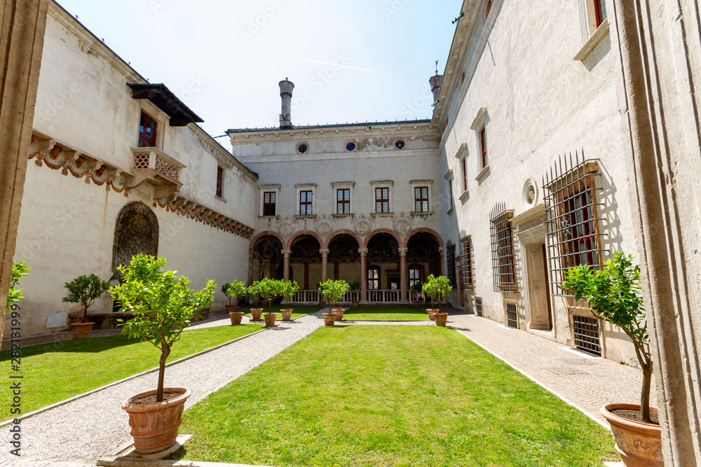 Courtyard of the Lions in Magno Palazzo