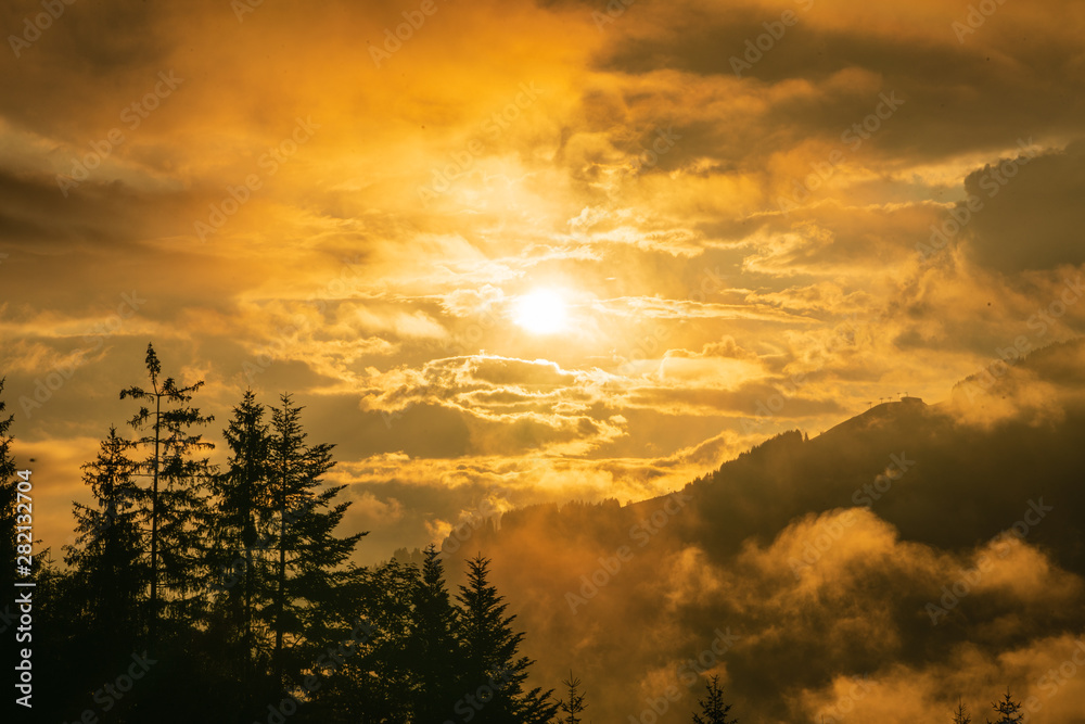 wunderschöner Sonnenaufgang mit viel Nebel und Dunst in Reith bei Kitzbühel Tirol Österreich im Sommer