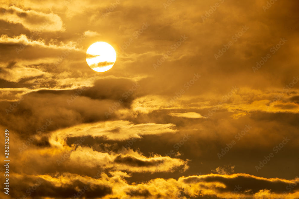 wunderschöner Sonnenaufgang mit viel Nebel und Dunst in Reith bei Kitzbühel Tirol Österreich im Sommer wunderschöner Sonnenaufgang mit viel Nebel und Dunst in Reith bei Kitzbühel Tirol Österreich im Sommer
