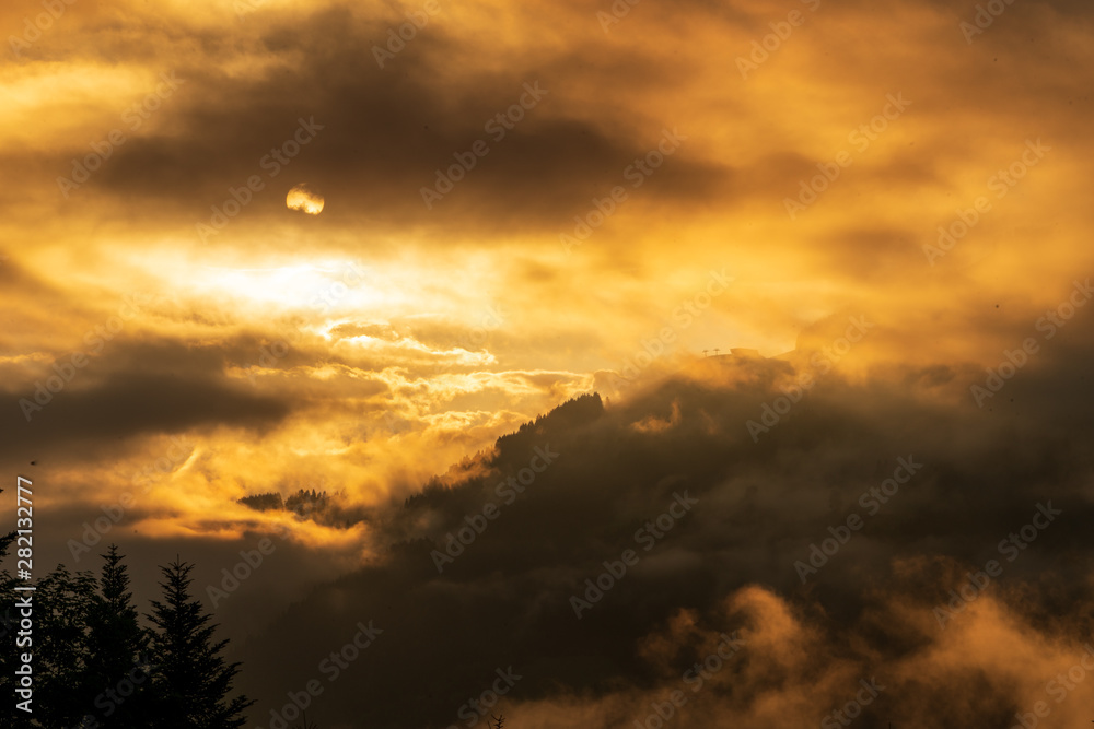 wunderschöner Sonnenaufgang mit viel Nebel und Dunst in Reith bei Kitzbühel Tirol Österreich im Sommer