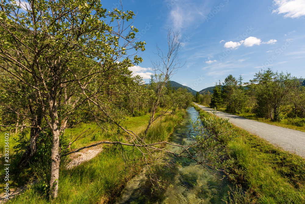 glasklarer Bach in einer idylischen Landschaft glasklarer Bach in einer idylischen Landschaft