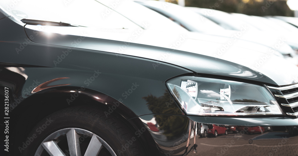 Autos in einer Reihe, Neuwagen und Gebrauchtwagen Autos in einer Reihe, Neuwagen und Gebrauchtwagen