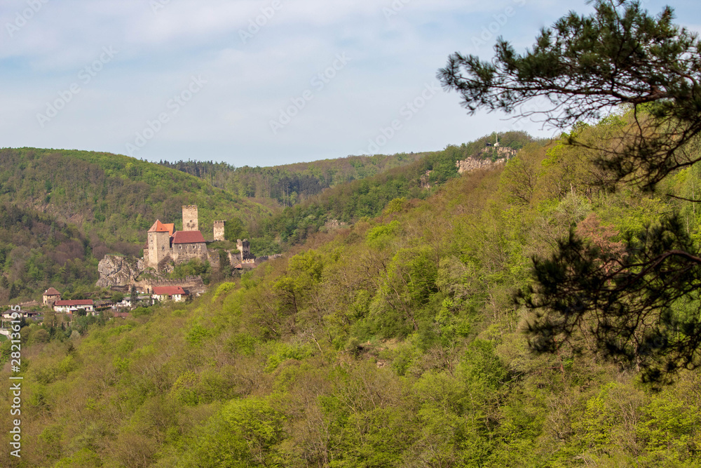 Obraz premium Castle Hardegg in Nationalpark Thayatal in Austria