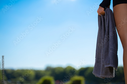 Handtuch gehalten vor blauem Himmel