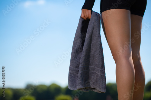 Handtuch gehalten vor blauem Himmel