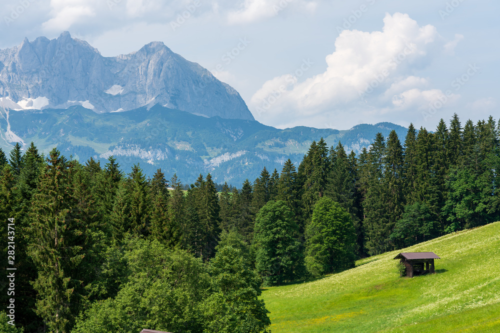Heustadl inmitten von Hügel und Wälder mit Wilden Kaiser in Tirol Österreich
