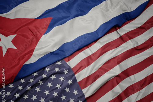 Foto waving colorful flag of united states of america and national flag of cuba