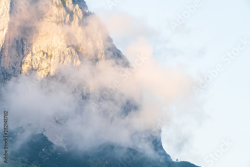Gebirge mit Hochnebelfelder