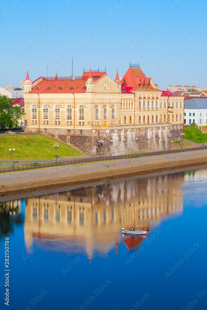 Obraz premium Rybinsk, Russia - June, 10, 2019: landscape with the image of Volga embankment in Rybinsk, Russia at sunrise