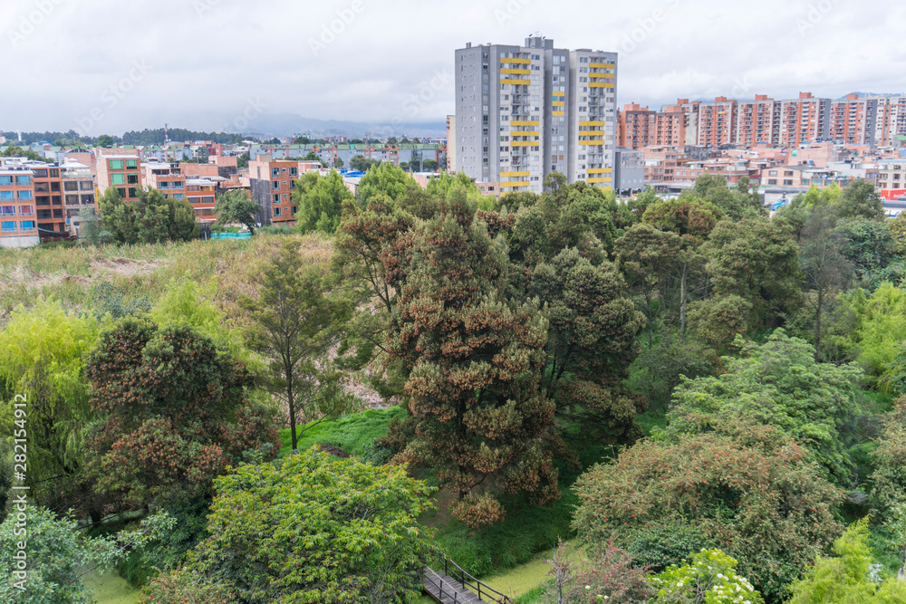 Fototapeta premium Dia nublado en la ciudad