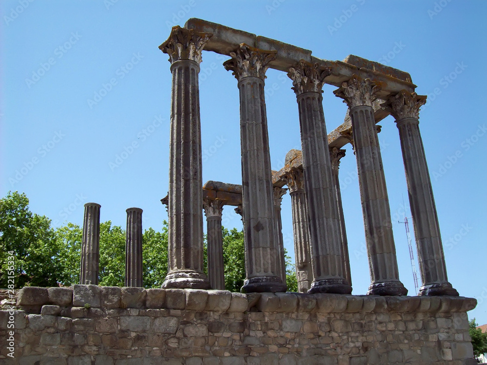 Temple of Diana, the Roman temple of Evora dedicated to the cult of Emperor Augustus - the most famous landmark of Evora. Portugal