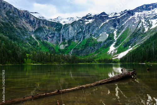 Fototapeta Naklejka Na Ścianę i Meble -  Waterfalls on the rim of Avalanche lake