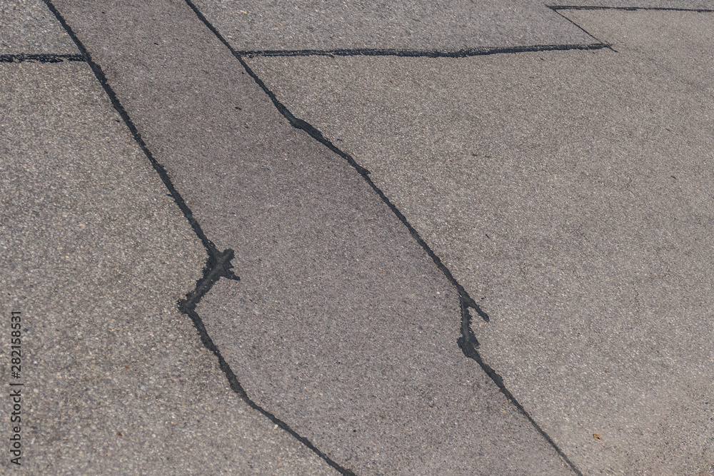 Obraz premium Strassenschäden an einer Teerstrasse