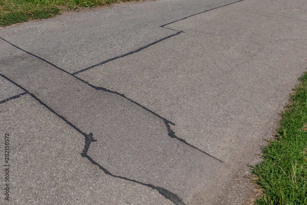Obraz premium Strassenschäden an einer Teerstrasse
