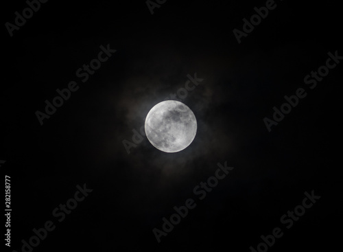 Photos luna llena con neblina y cielo negro