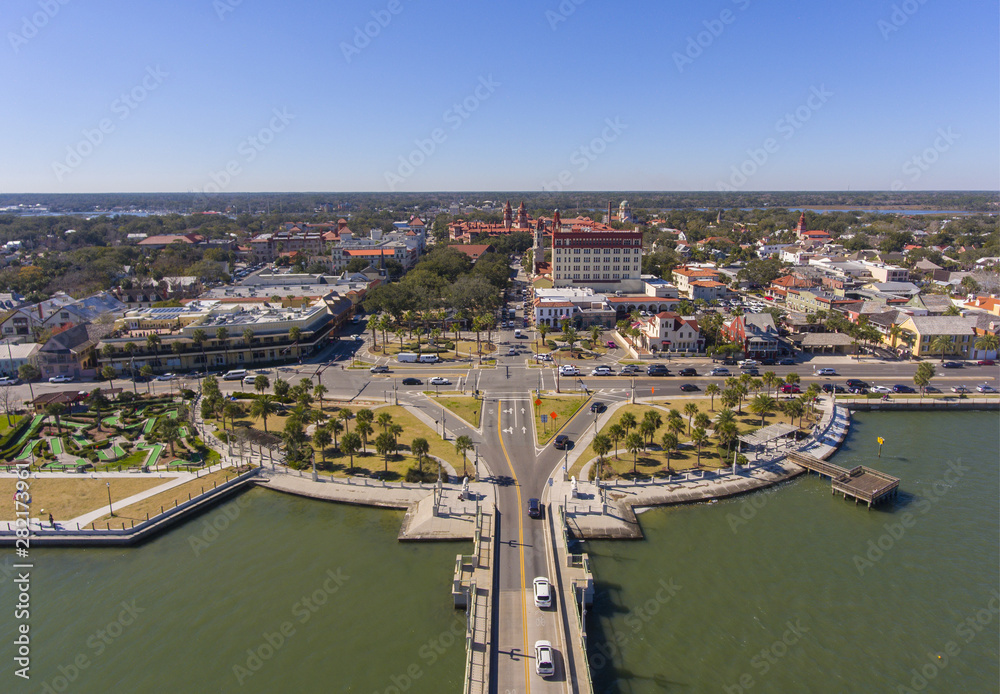 Obraz premium St. Augustine city aerial view including Plaza de la Constitucion, Cathedral Basilica of St. Augustine and Governor House, St. Augustine, Florida, USA.