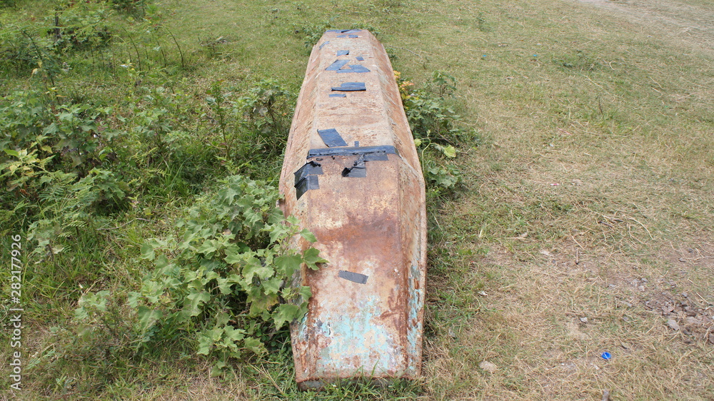 Small fishing boats were left stranded on the shore. Small fishing boats were left stranded on the shore.