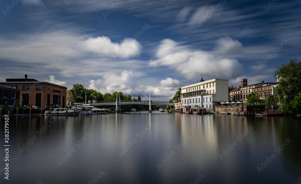 Obraz premium Jahrtausendbrücke in Brandenburg