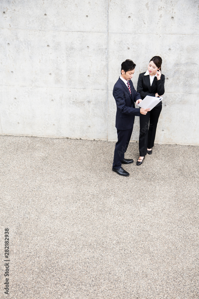 Obraz premium 資料をみるビジネスマンとビジネスウーマン