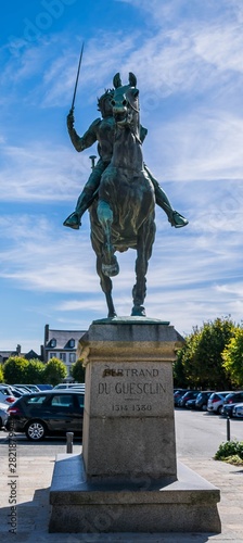 Dinan, Côtes-d'Armor, statue de Du Guesclin. photo