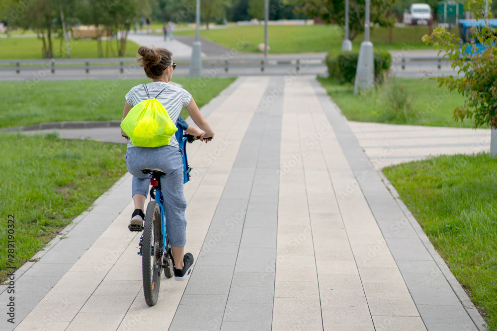 Obraz premium Healthy lifestyle - people riding bicycles in city.