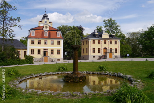 Brunnen und barocke Häuser im Schlosspark Belvedere