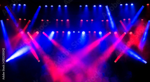 Foto Beautiful concert light on an empty stage in the smoke