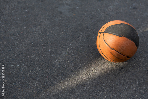 High view basketball on asphalt © Freepik