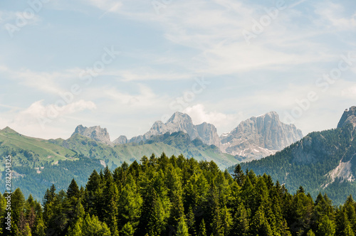 Dolomiten, Pordoipass, Passo Pordoi, Langkofel, Sellagruppe, Passstrasse, Bergstrasse, Berge, Sommer, Italien © bill_17