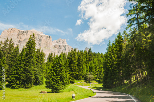 Dolomiten, Pordoipass, Passo Pordoi, Langkofel, Sellagruppe, Passstrasse, Bergstrasse, Berge, Sommer, Italien photo