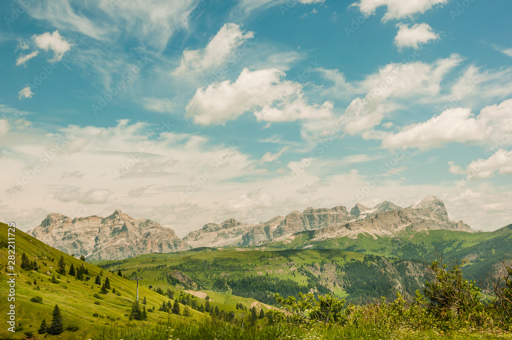 Dolomiten, Pordoipass, Passo Pordoi, Langkofel, Sellagruppe, Passstrasse, Bergstrasse, Berge, Sommer, Italien Dolomiten, Pordoipass, Passo Pordoi, Langkofel, Sellagruppe, Passstrasse, Bergstrasse, Berge, Sommer, Italien