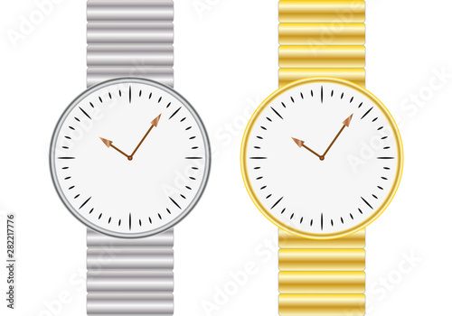 Reloj de oro y plata sobre fondo blanco.