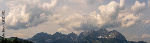 Wilder Kaiser mit vielen Wolken Panorama