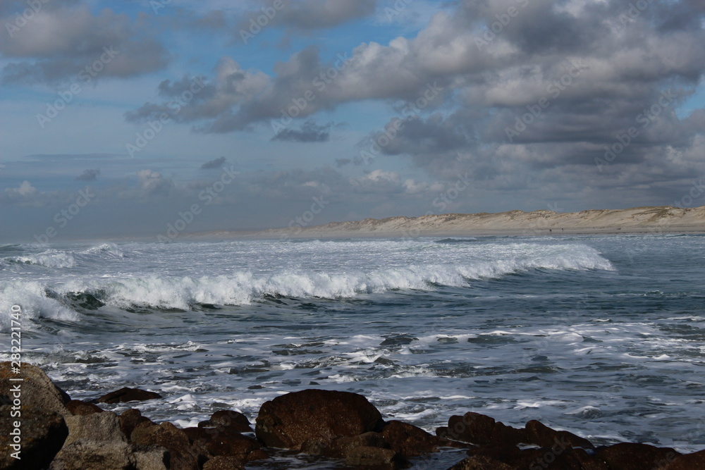 Une magnifique vague à la plage de la Torche en Bretagne Une magnifique vague à la plage de la Torche en Bretagne