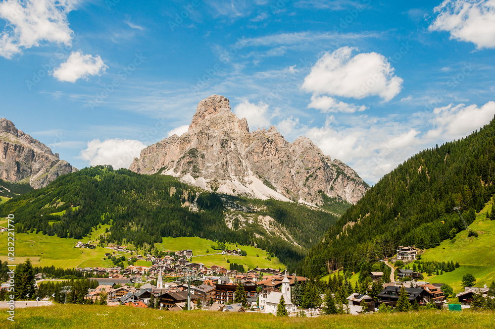 Dolomiten, Corvara, Dorf, Sellagruppe, Sellastock, Val Gardena, Grödnerjoch, Berge, Wanderweg, Bergwiesen, Südtirol, Sommer, Italien