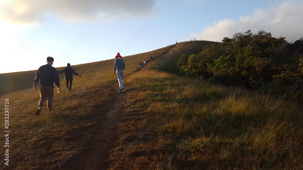 Obraz premium man walking on the road