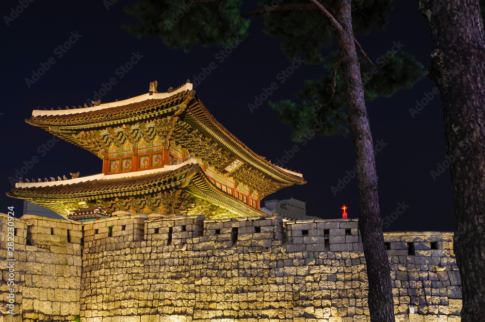 Fototapeta premium ソウル東大門の夜景