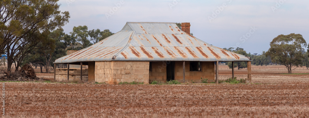 Fototapeta premium An abandoned farm house.