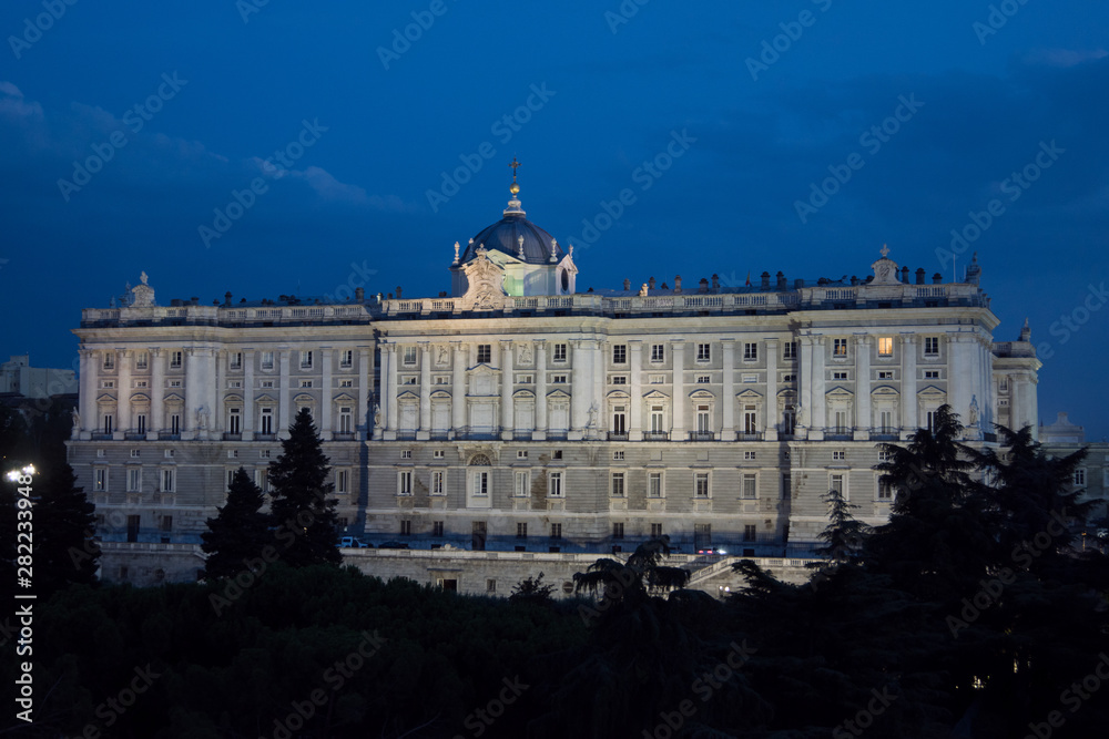 Obraz premium Fachada principal del palacio real de Madrid