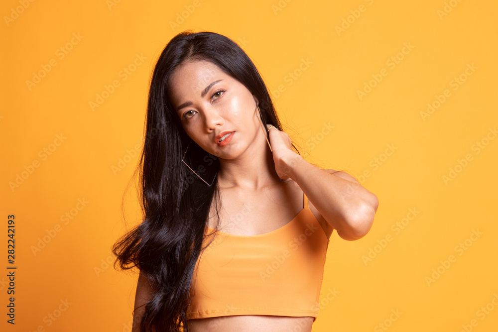 Obraz premium Young Asian woman got neck pain.