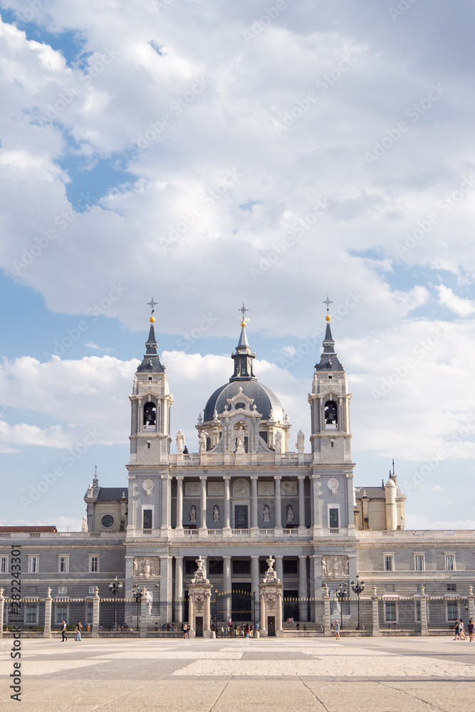 Fachada de la Catedral de la Almudena de Madrid vista desde el palacio real. 