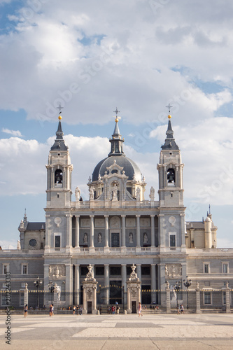 Fachada de la Catedral de la Almudena de Madrid vista desde el palacio real.  © Azahara