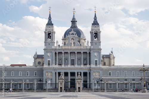 Fachada de la Catedral de la Almudena de Madrid vista desde el palacio real. 