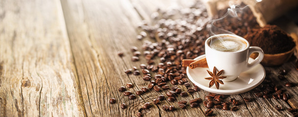 Küchenrückwand glas motiv Kaffee und Kaffeebohnen Morgenkaffeetasse mit Bohnen  © Maksim Pasko