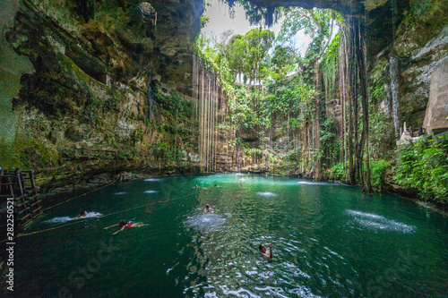 Cénote Chichen itza, une partie d'une des merveilles du monde et patrimoine de l'unesco Yucatan, Mexique