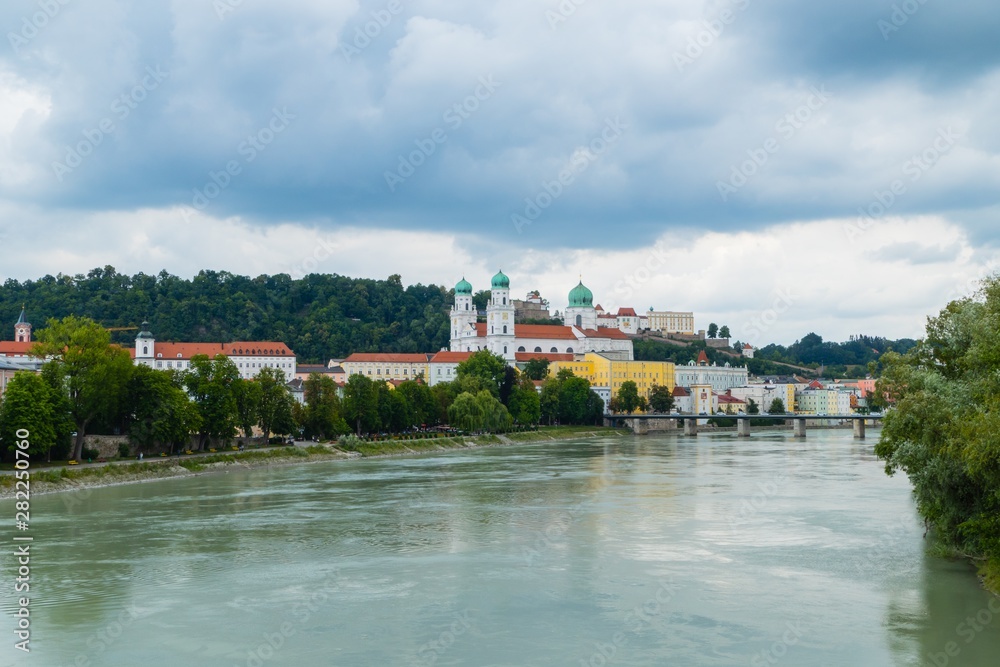 Fototapeta premium Domblick Passau vom Innufer