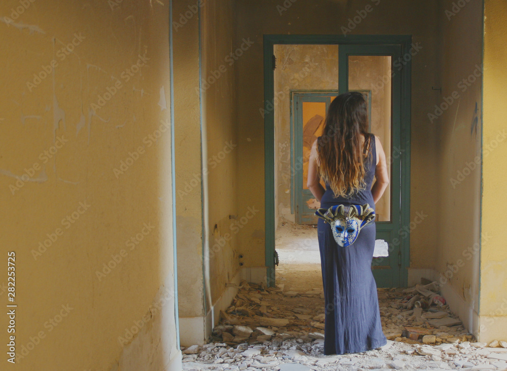 Fotografie BLUE DRESSED MAIDEN WITH HER MASK