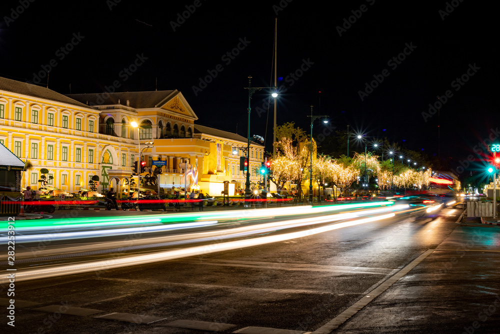 Obraz premium traffic in the city at night