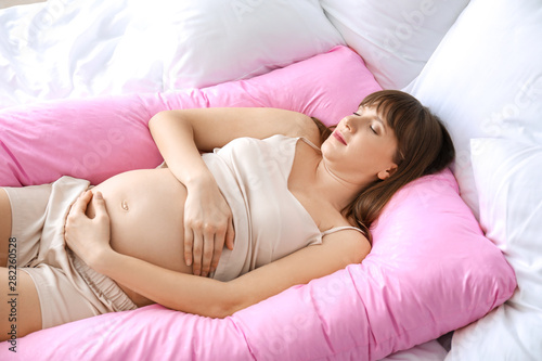 Young pregnant woman sleepi...