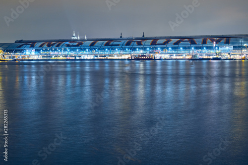 Canvas Print Main transport station in Amsterdam at night.